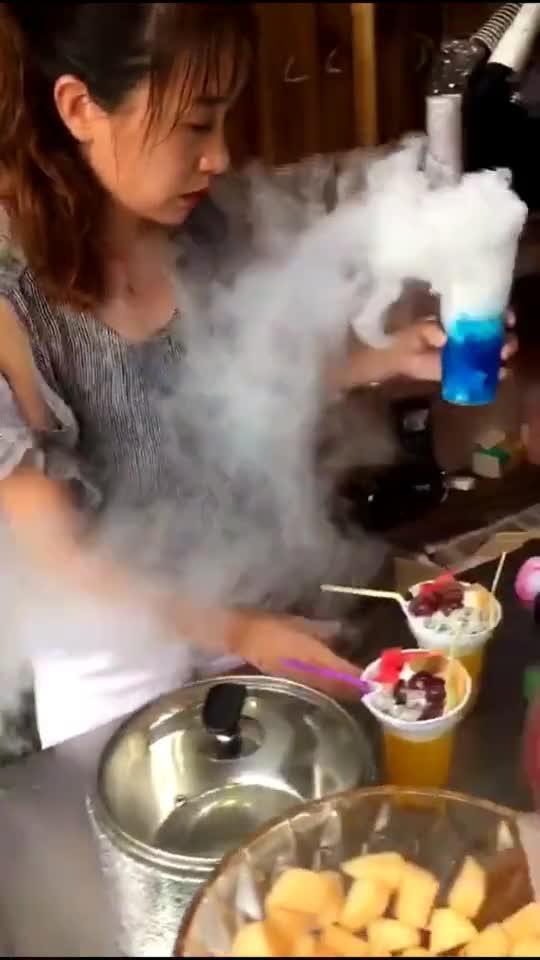 网红上面串串下面冰淇淋,串串香冰淇淋，双重美味一网打尽