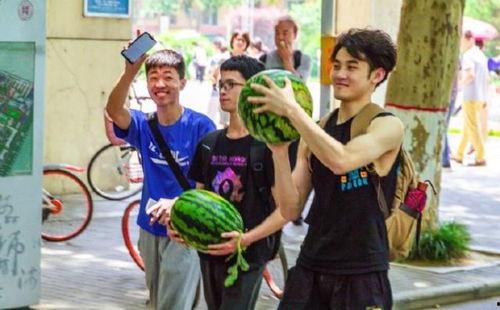 学校吃瓜贴,揭秘校园吃瓜贴背后的故事