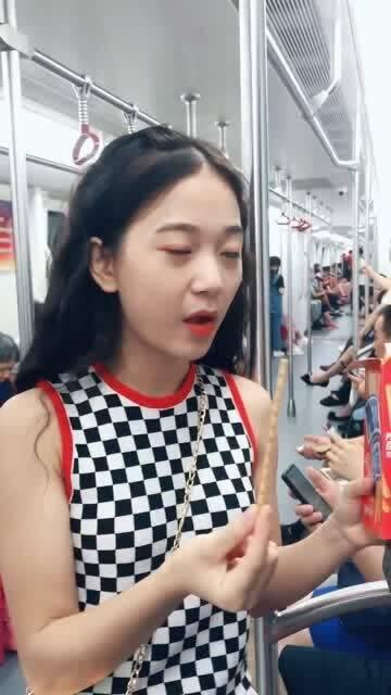 娱乐吃瓜酱人多的地铁,娱乐吃瓜酱成热门话题