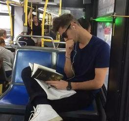 娱乐吃瓜酱人多的地铁,娱乐吃瓜酱成热门话题